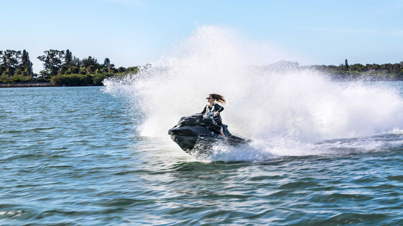 Mujer conduciendo a alta velocidad en una Sea-Doo RXP-X
