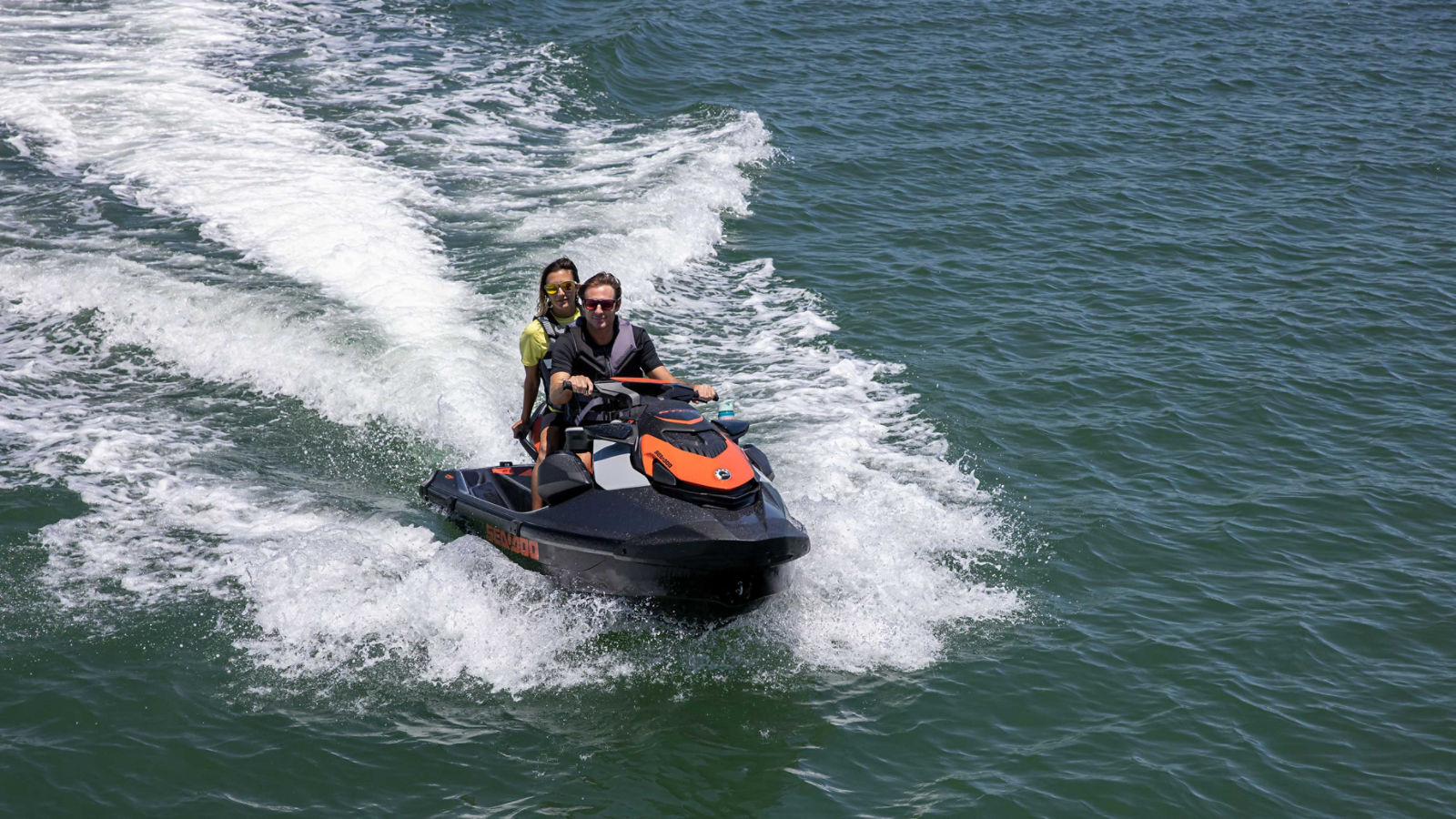 Pareja sobre su Sea-Doo GTI
