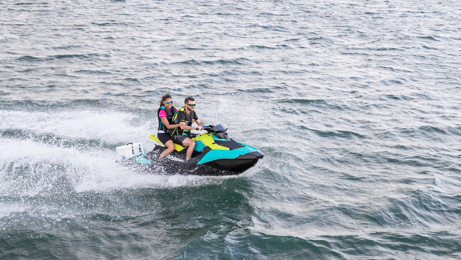 Pareja manejando su Sea-Doo Spark azul