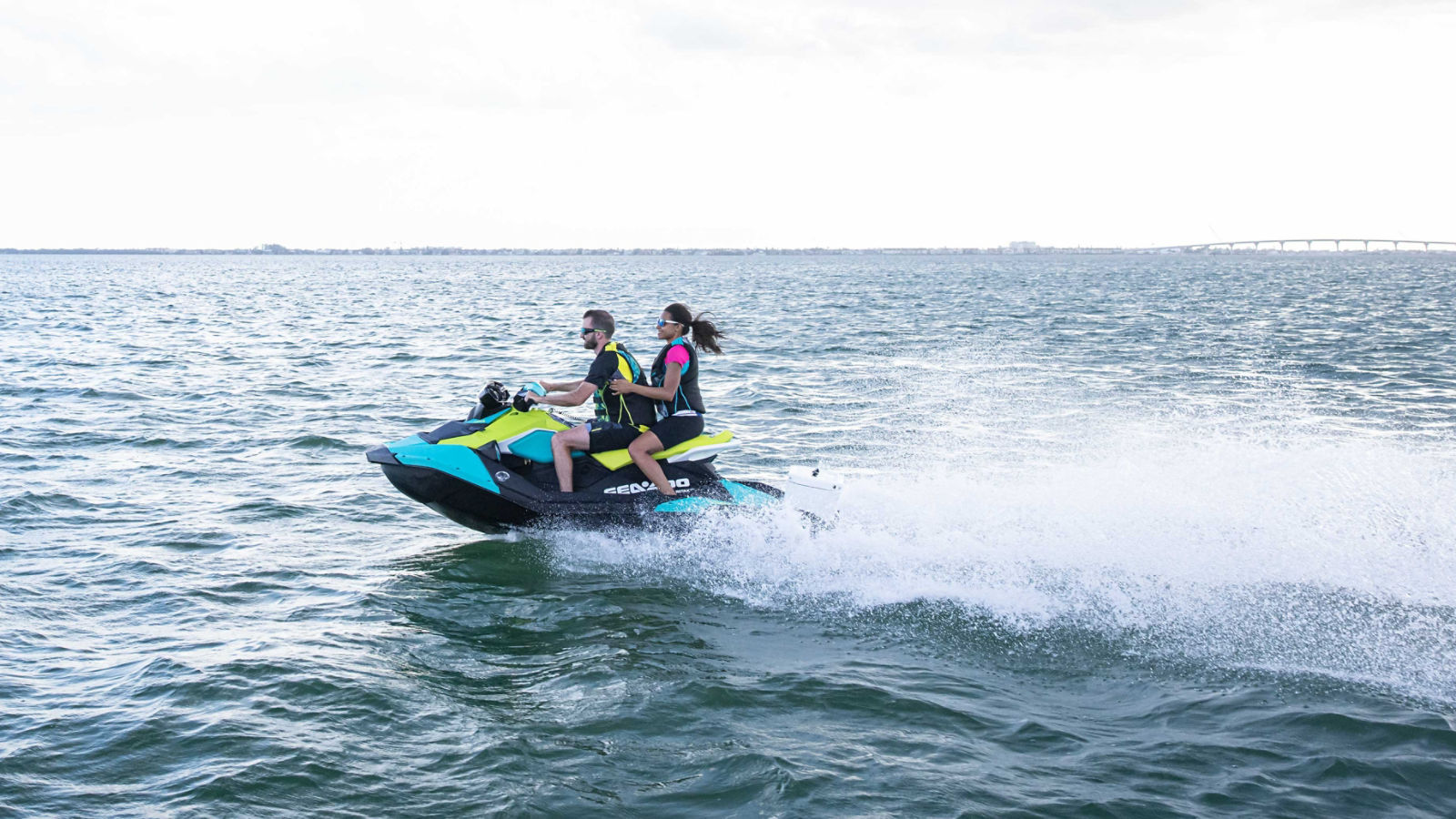 Pareja navegando en una Sea-Doo Spark azul