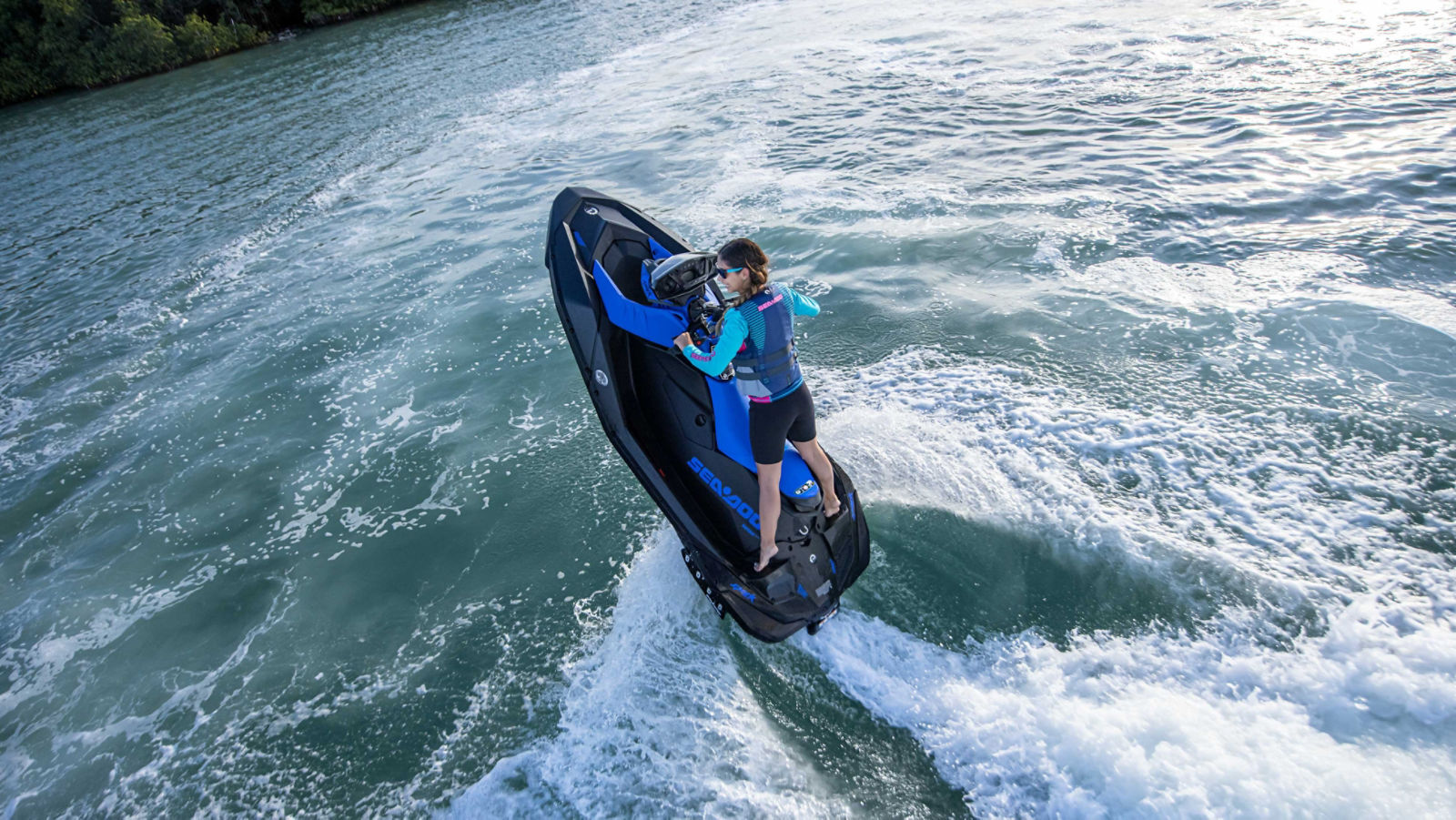 Femme debout sur son Sea-Doo Spark Trixx