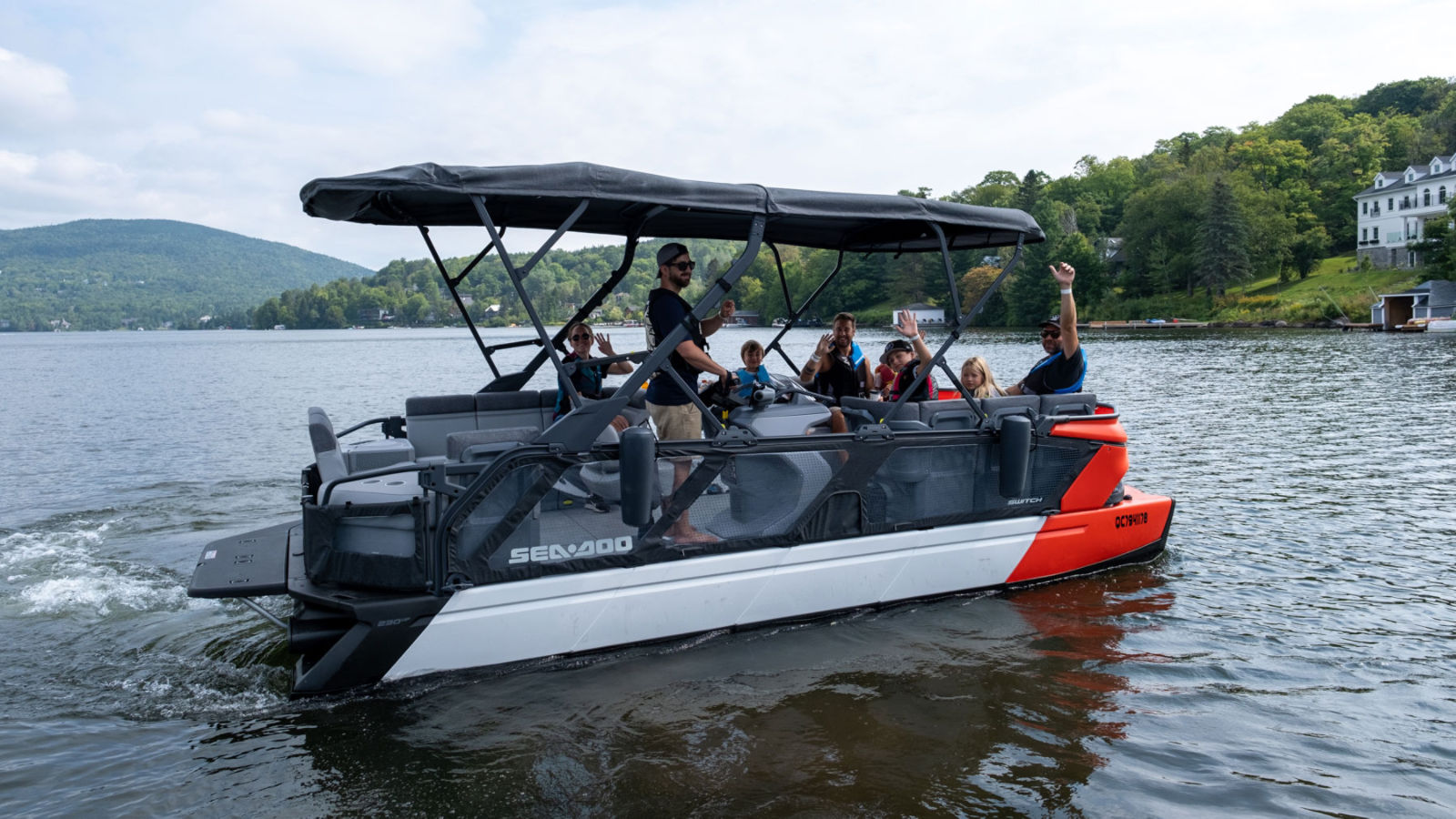 Famille profitant d'une sortie à bord d'un ponton Sea-Doo SWITCH