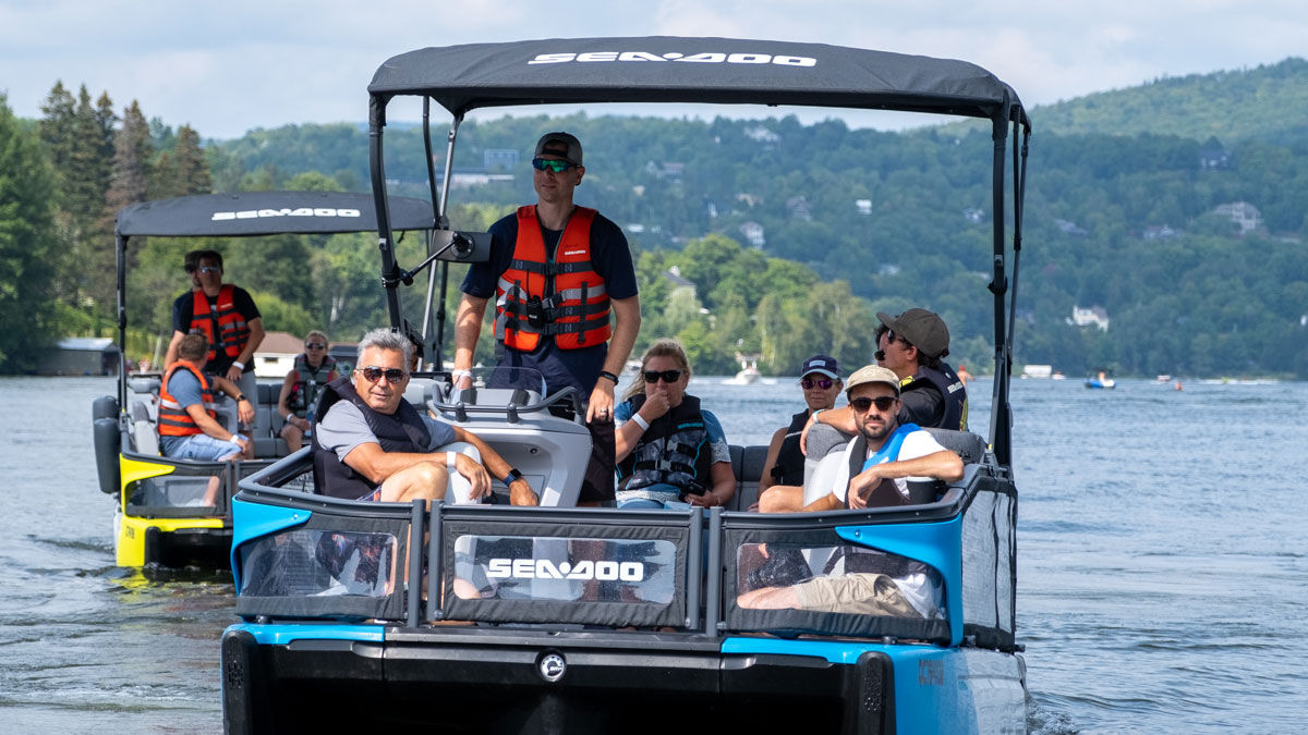 Groupe sur l'eau à de pontons Sea-Doo SWITCH