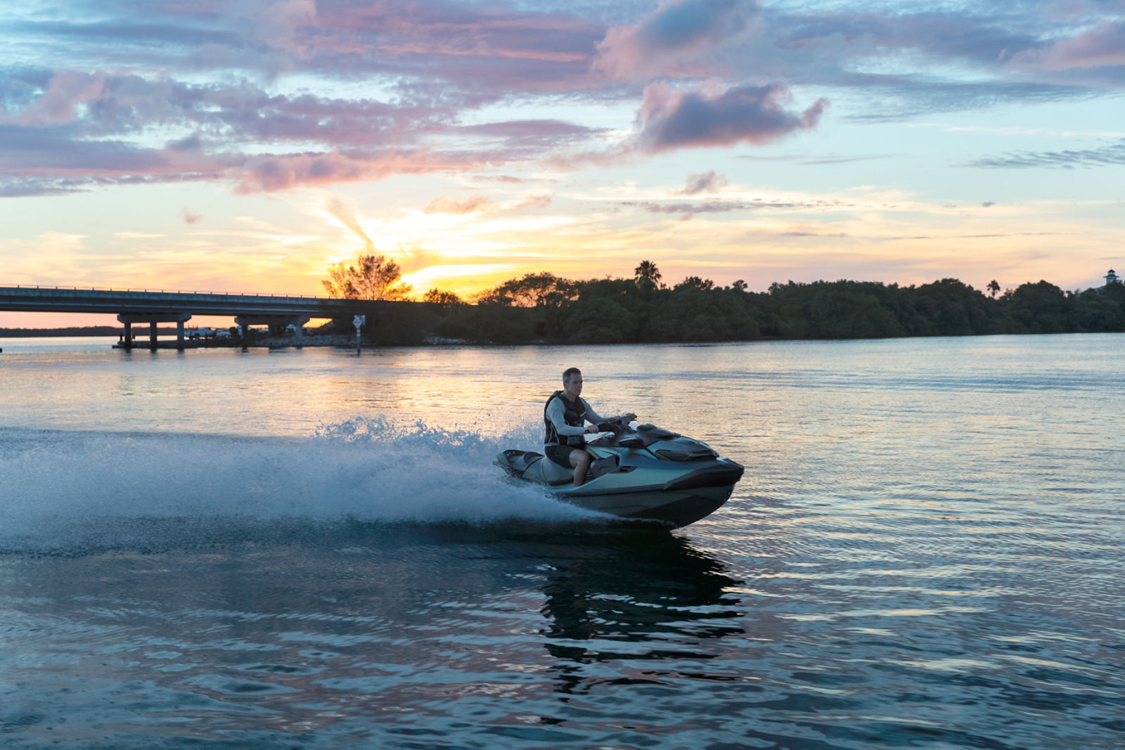 Homme chevauchant son Sea-Doo GTX Limited