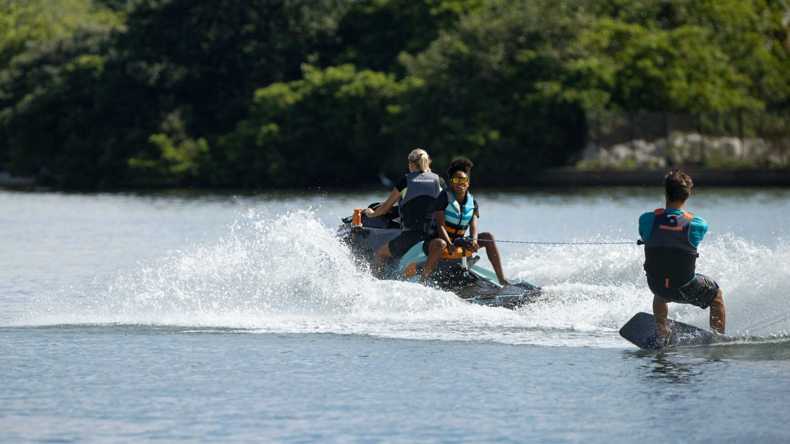 Sea-Doo Wake Proでウェイクボードを牽引している女性