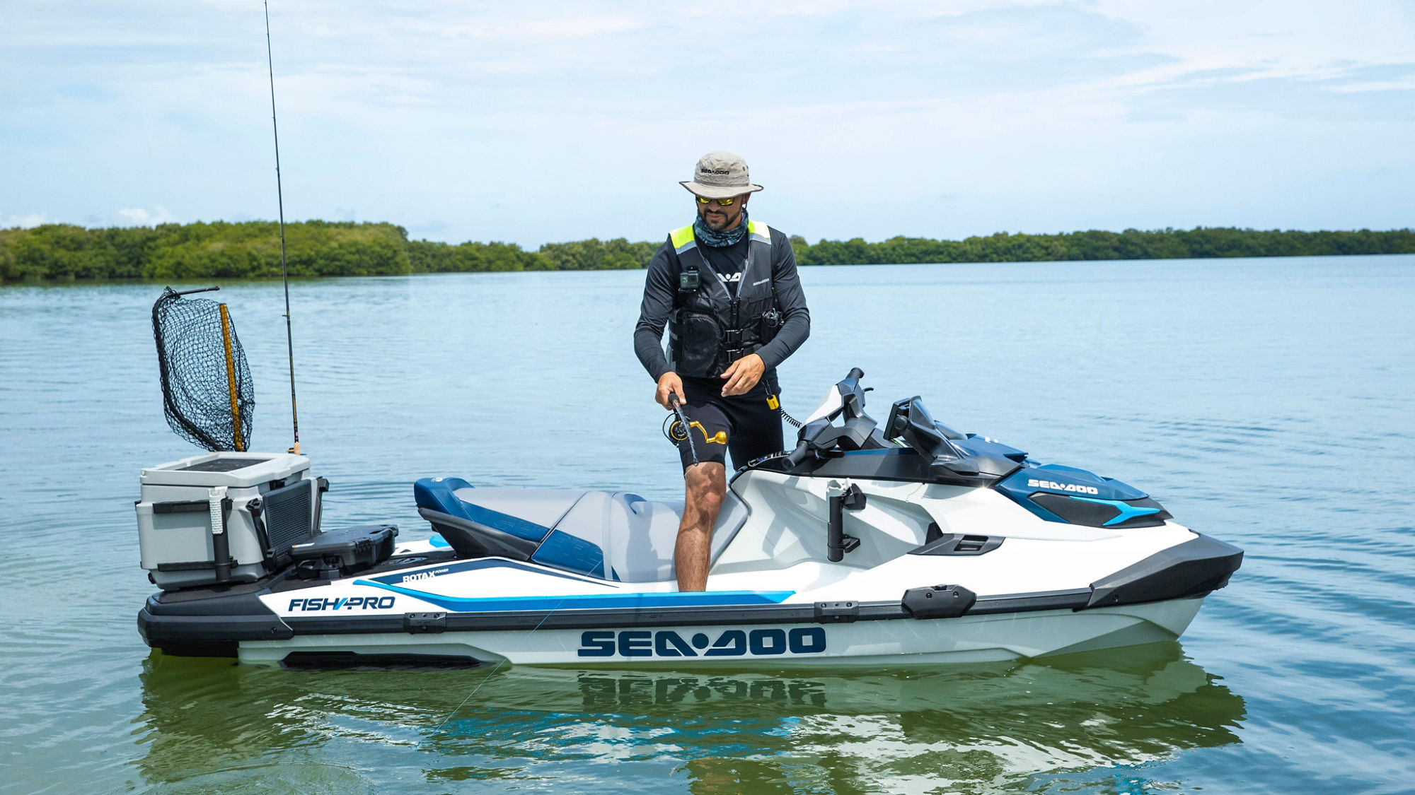 Hommes pêchant sur un Sea-Doo FishPro Sport 2024