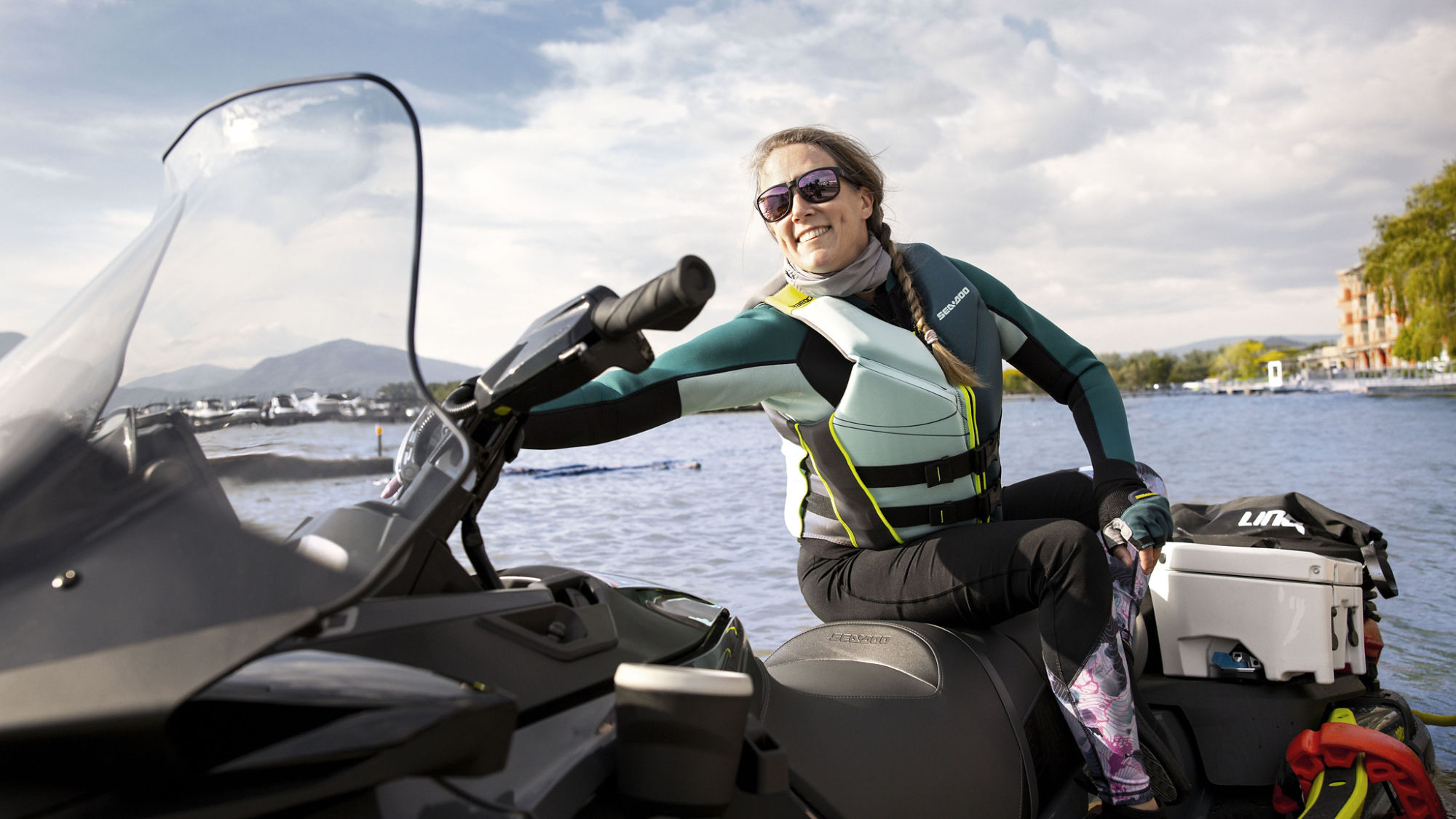 Des femmes saisissent le guidon de leur Sea-Doo Explorer Pro 2024