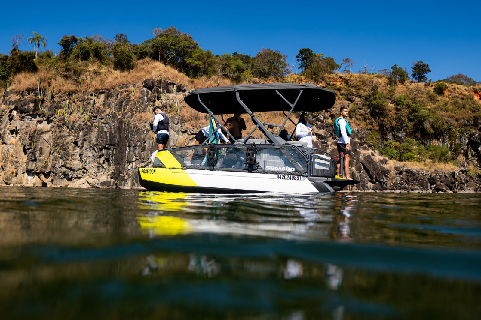 Amigos divirtiéndose en su Switch Sport 18