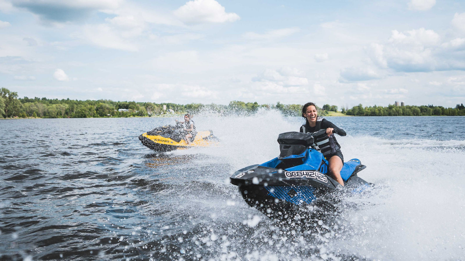 Groupe d'amis sur l'eau avec des motomarines Sea-Doo GTR et SPARK