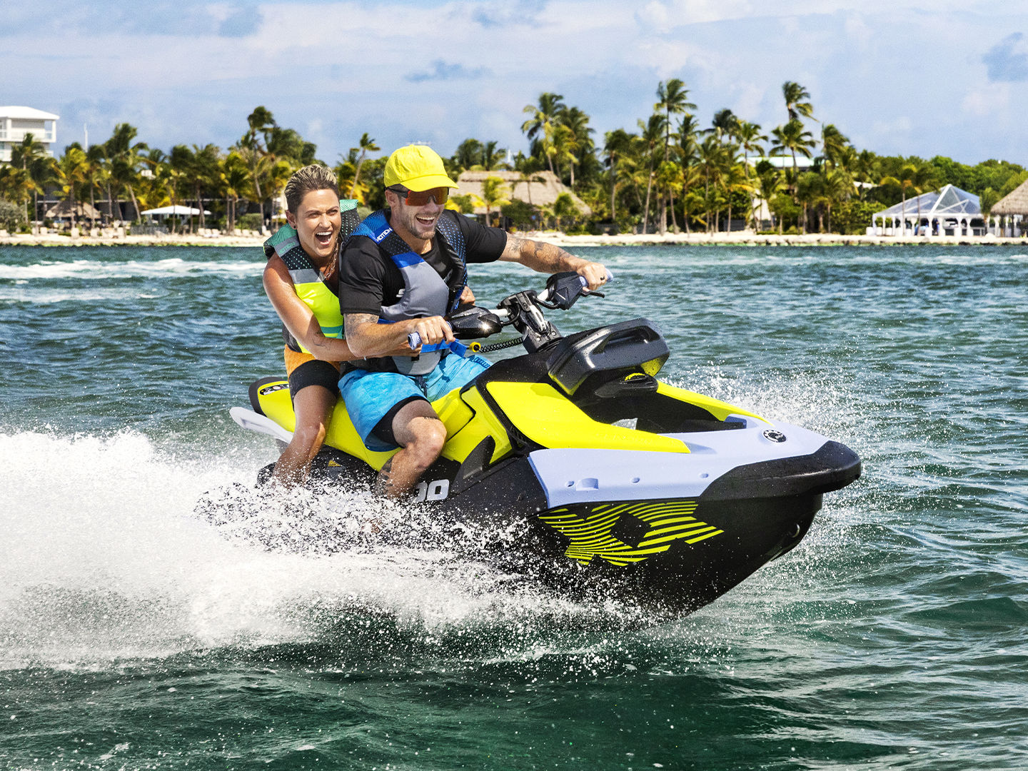 Un couple en randonnée sur une motomarine Sea-Doo Spark Trixx