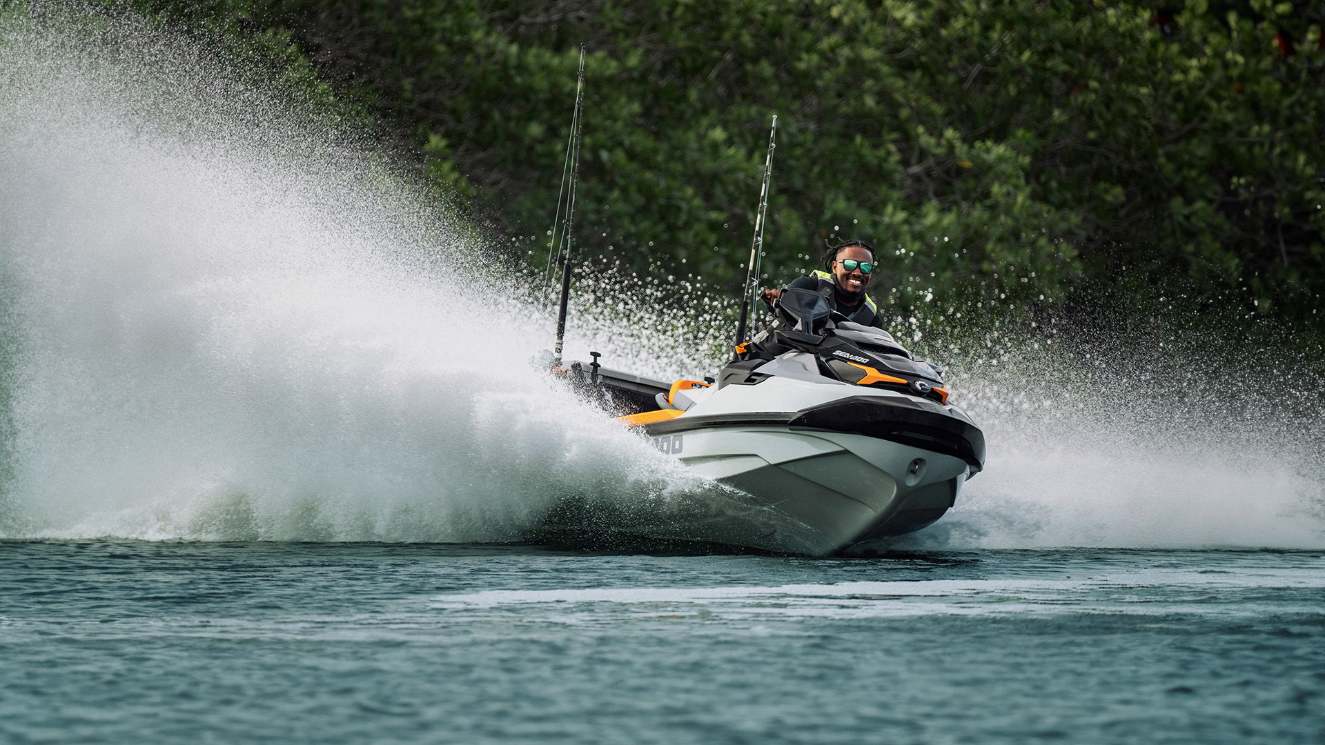 Adepte effectuant un virage sur un lac à bord d’une motomarine Sea-Doo