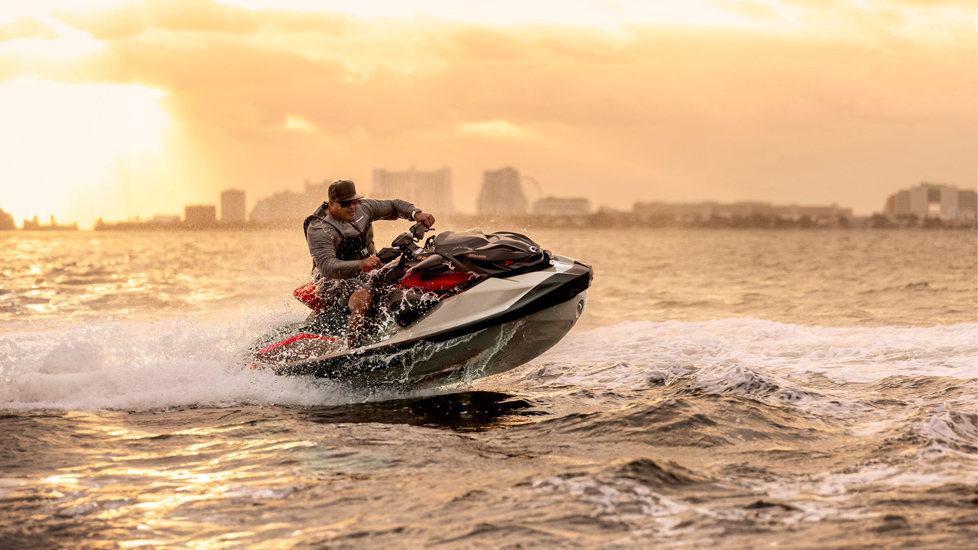 Un homme sautant sur une vague avec une Sea-Doo RXP-X 