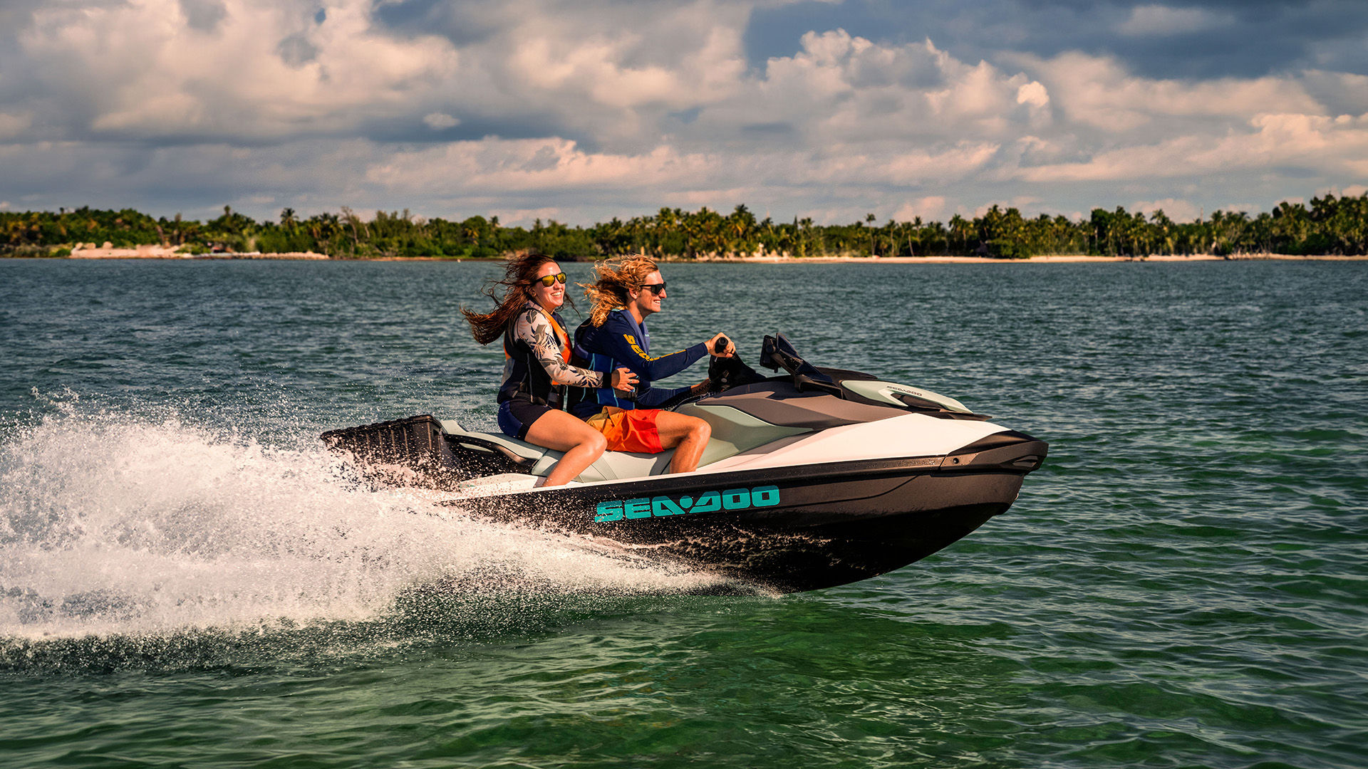 Des femmes sur une motomarine GTI