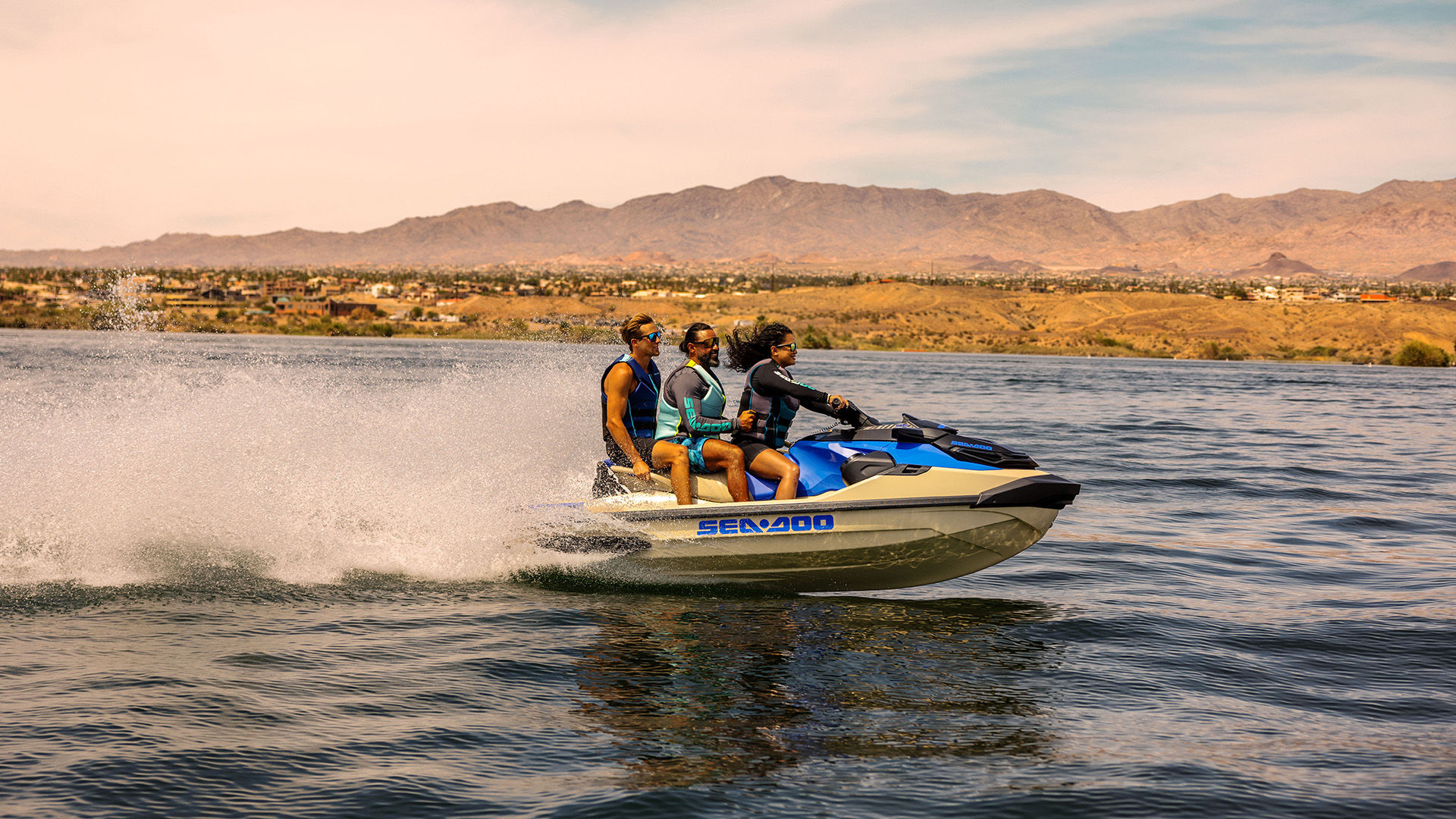 Trois amis sur un Sea-Doo Wake Pro 