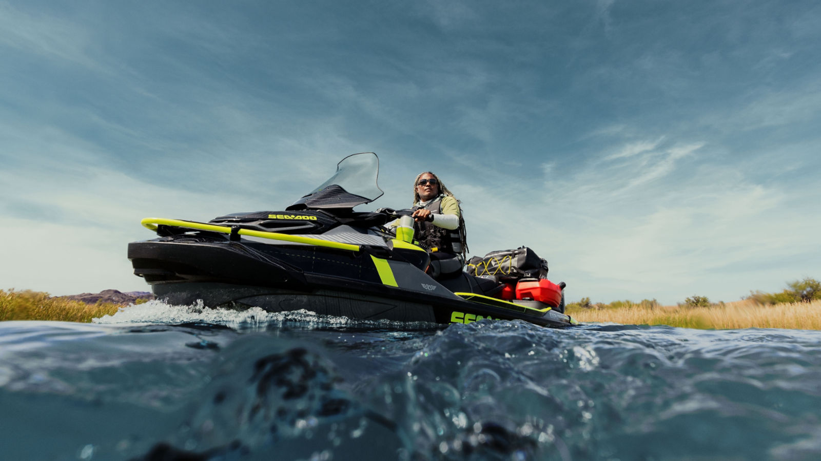 2025年モデルのパーソナルウォータークラフトSea-Doo Explorer Proに乗る男性