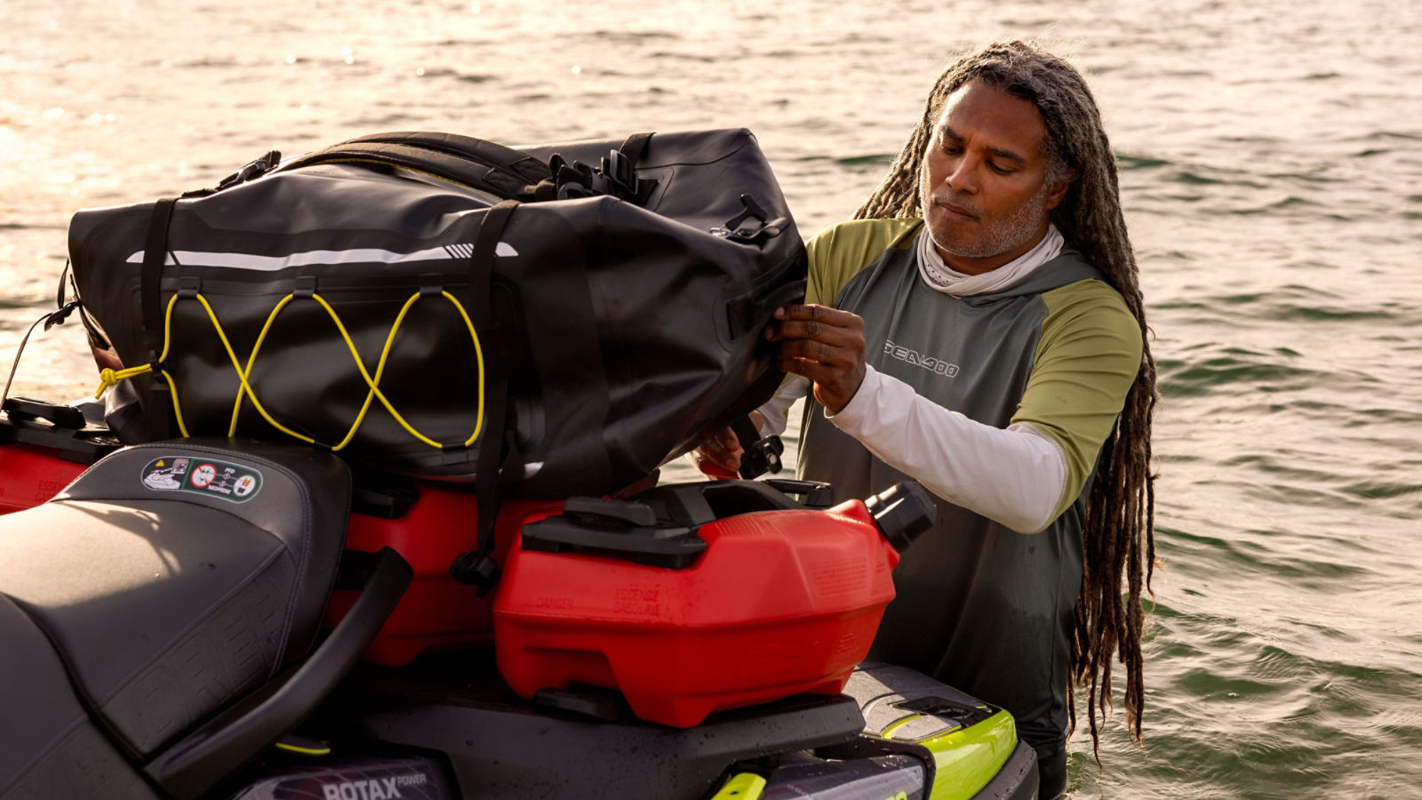 Sea-Doo Explorer Proにウォータータイトエクスプローラーバッグを取り付ける男性