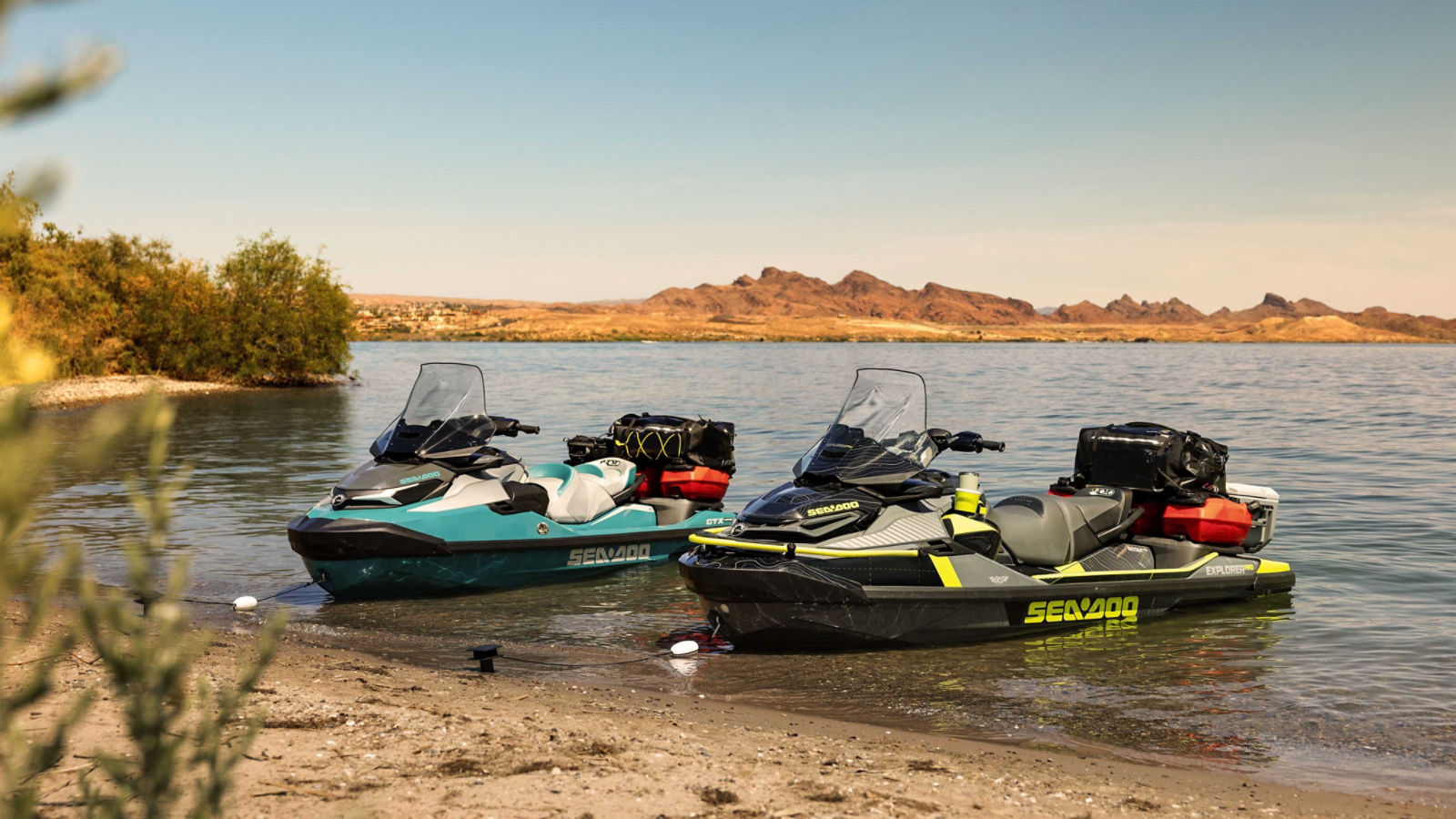Un conductor y su familia disfrutan de un cálido día en su moto acuática Sea-Doo (PWC).