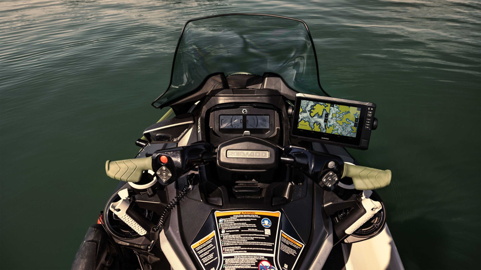 2025 Sea-Doo 钓鱼艇巅峰版上安装的 Garmin 导航工具