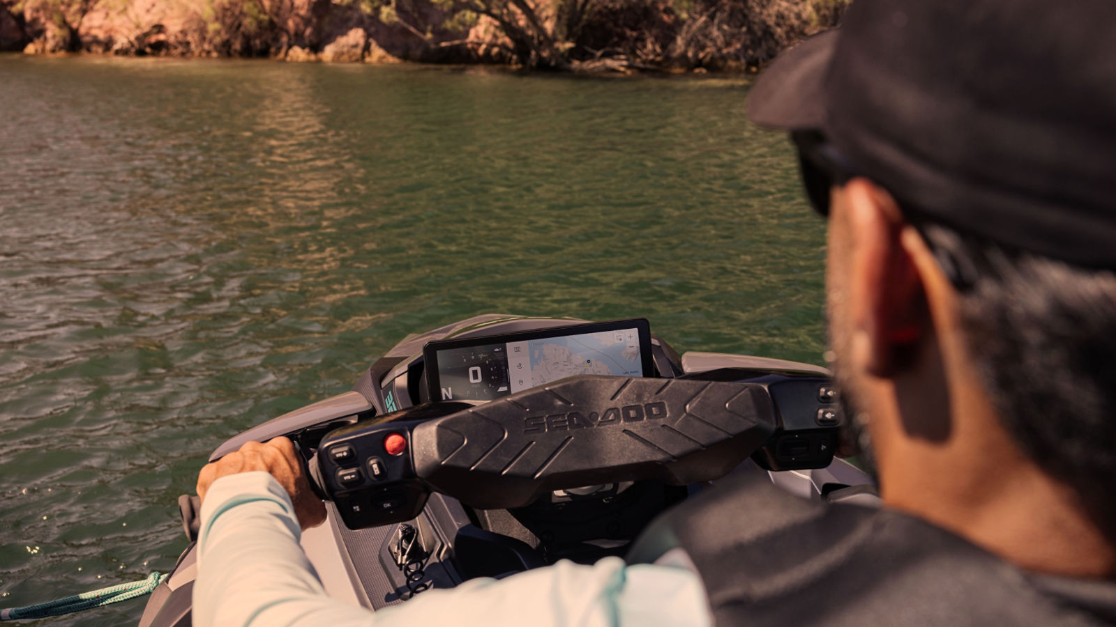 Homme pilotant une motomarine Sea-Doo GTX Limited 2025