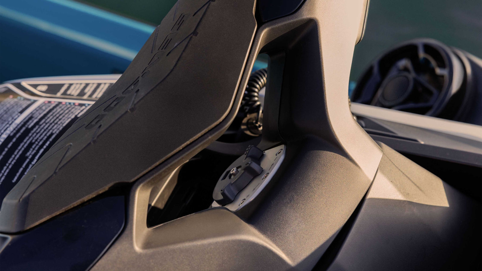 2025 Sea-Doo 巡航艇 GTX 限量版摩托艇上的液压转向阻尼