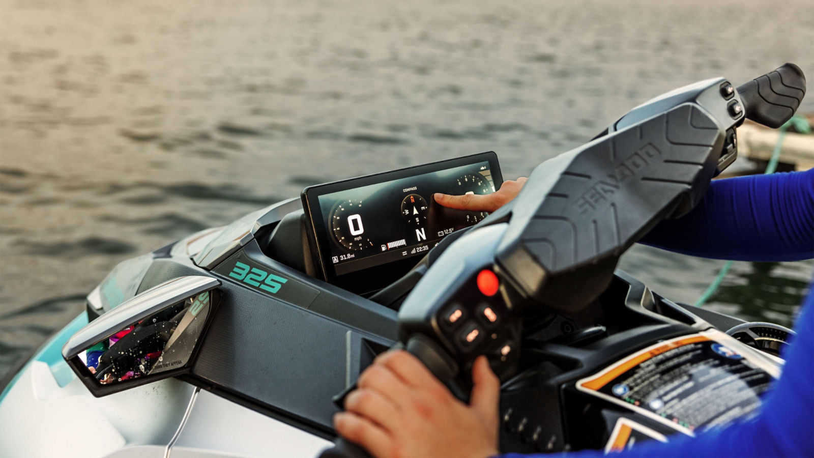 Piloto que utiliza la pantalla táctil de la moto acuática personal Sea-Doo GTX Limited 2025