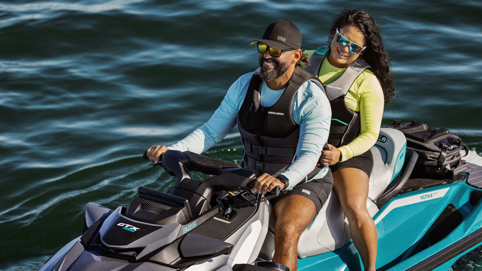 Sea-Doo GTX Limited パーソナルウォータークラフトに座る男性と女性