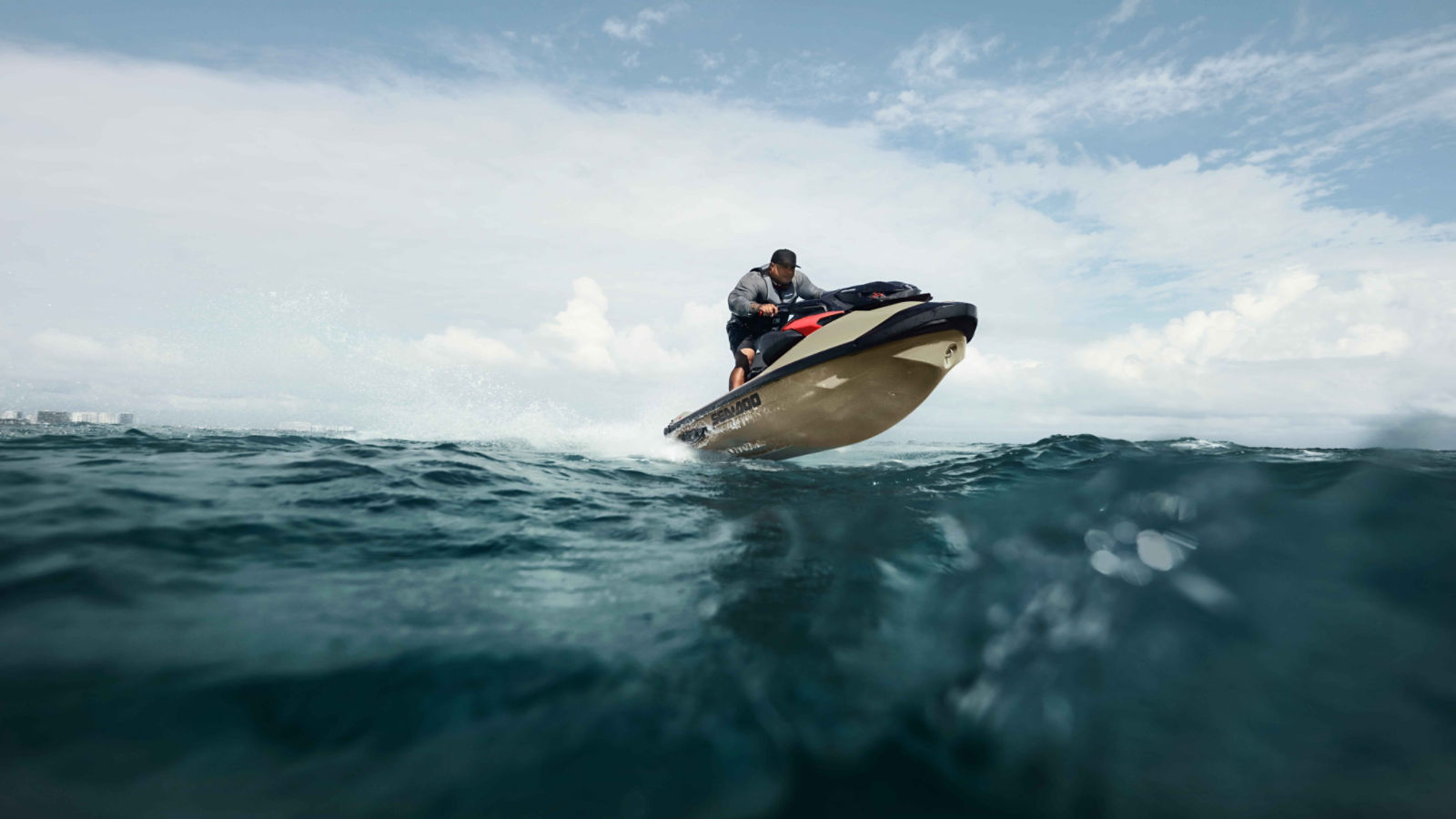 Uomo che guida a tutta velocità il suo Sea-Doo RXP-X moto d'acqua ad alte prestazioni