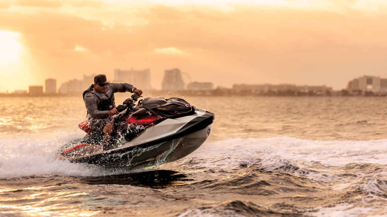 高速でSea-Doo RXT-X 325に乗る男性