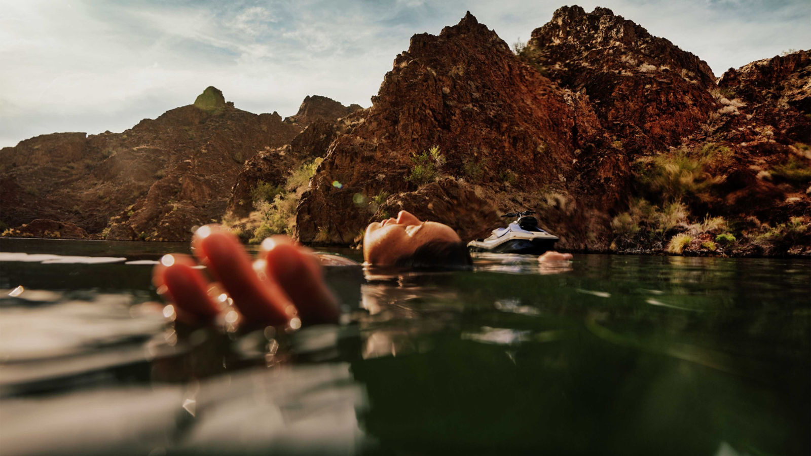 2025年モデルのSea-Doo Spark Trixx パーソナルウォータークラフトのそばで泳ぐ女性