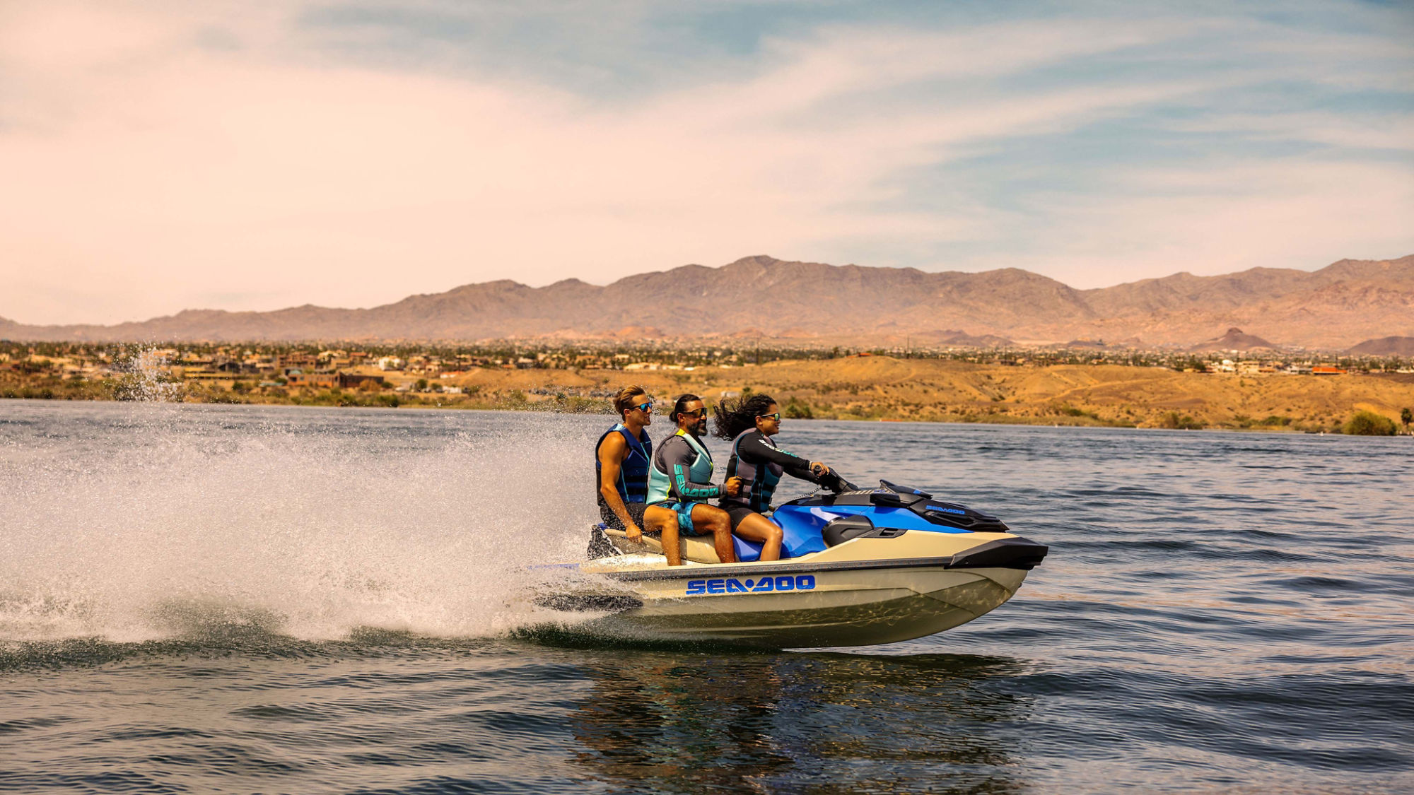 Homme et femme de derrière conduisant leur Sea-Doo