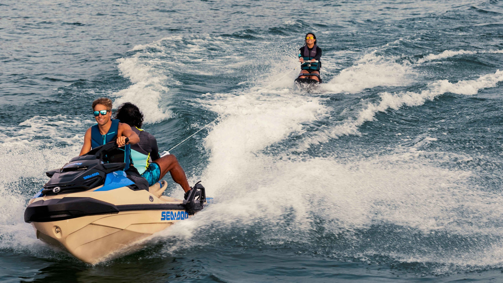 Troje prijatelja se zabavljaju sa Sea-Doo Wake Pro