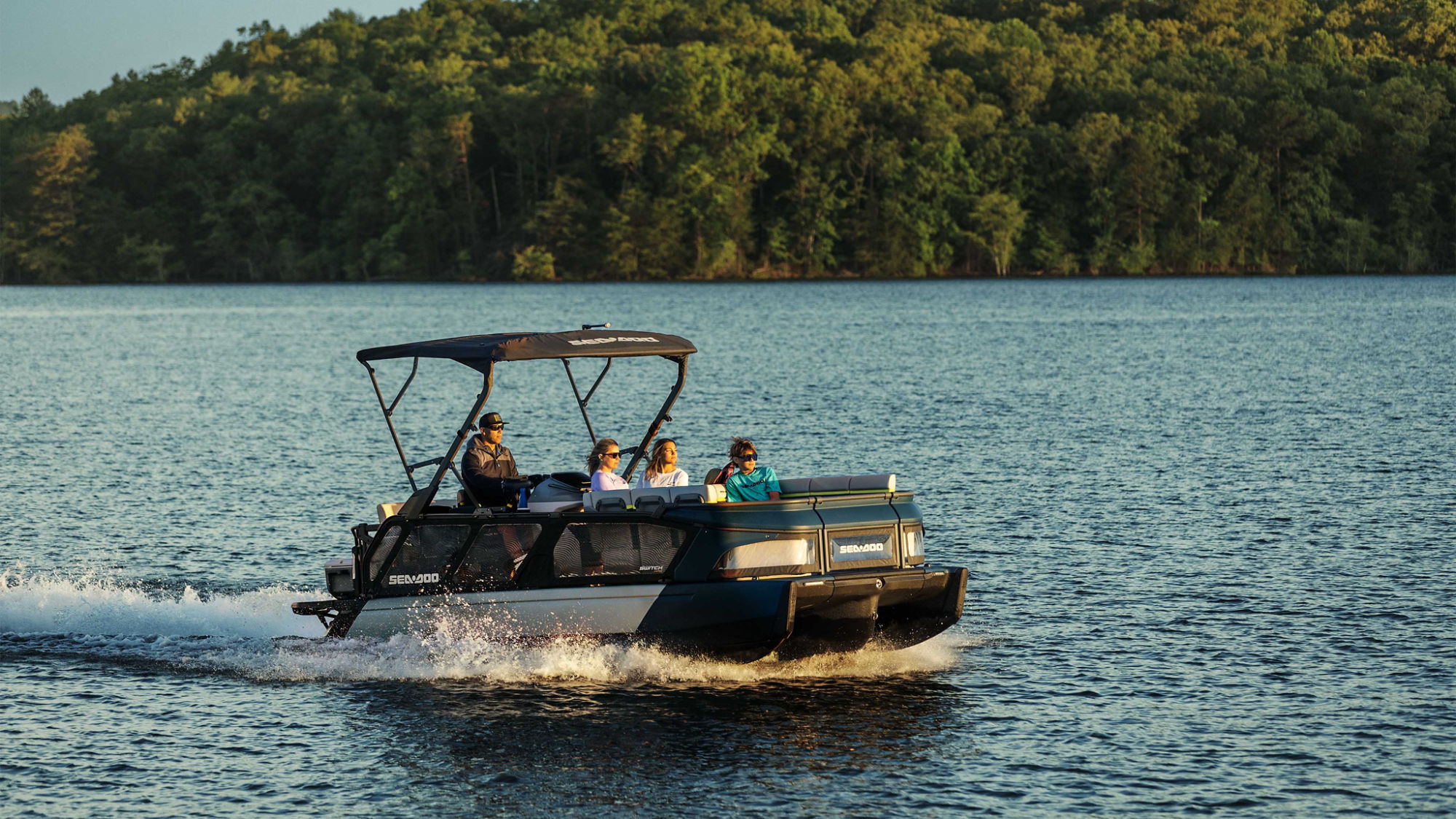 Groupe d'amis sur un ponton Sea-Doo Switch