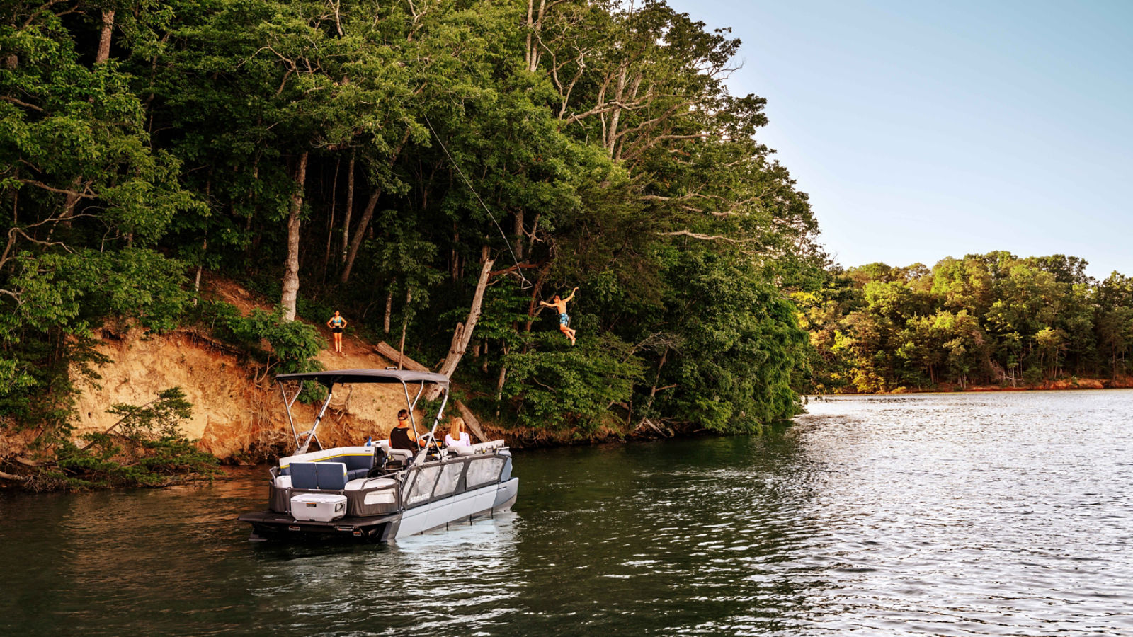 Una pareja a borde de un pontón Sea-Doo Switch Limited 2025