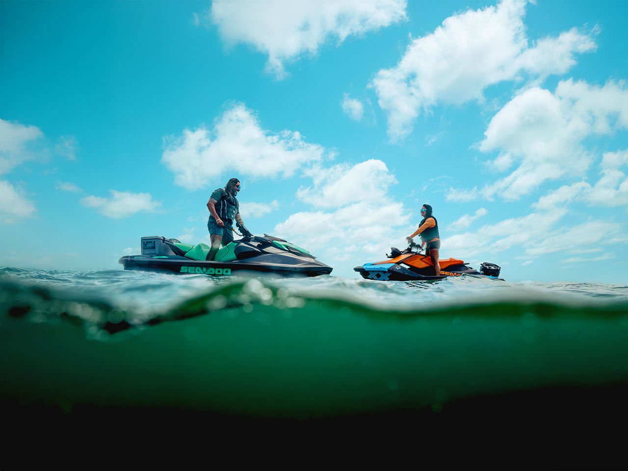 Deux conducteurs sur l'eau à bord de leur motomarine Sea-Doo
