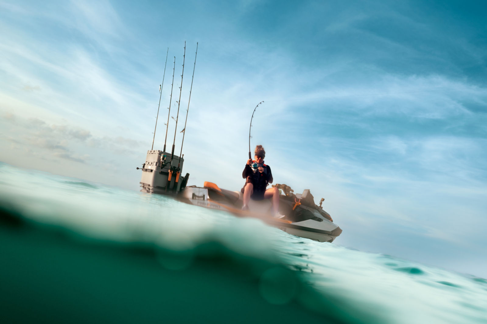 En sportfiskare på en 2026-års Sea-Doo FishPro vattenskoter 
