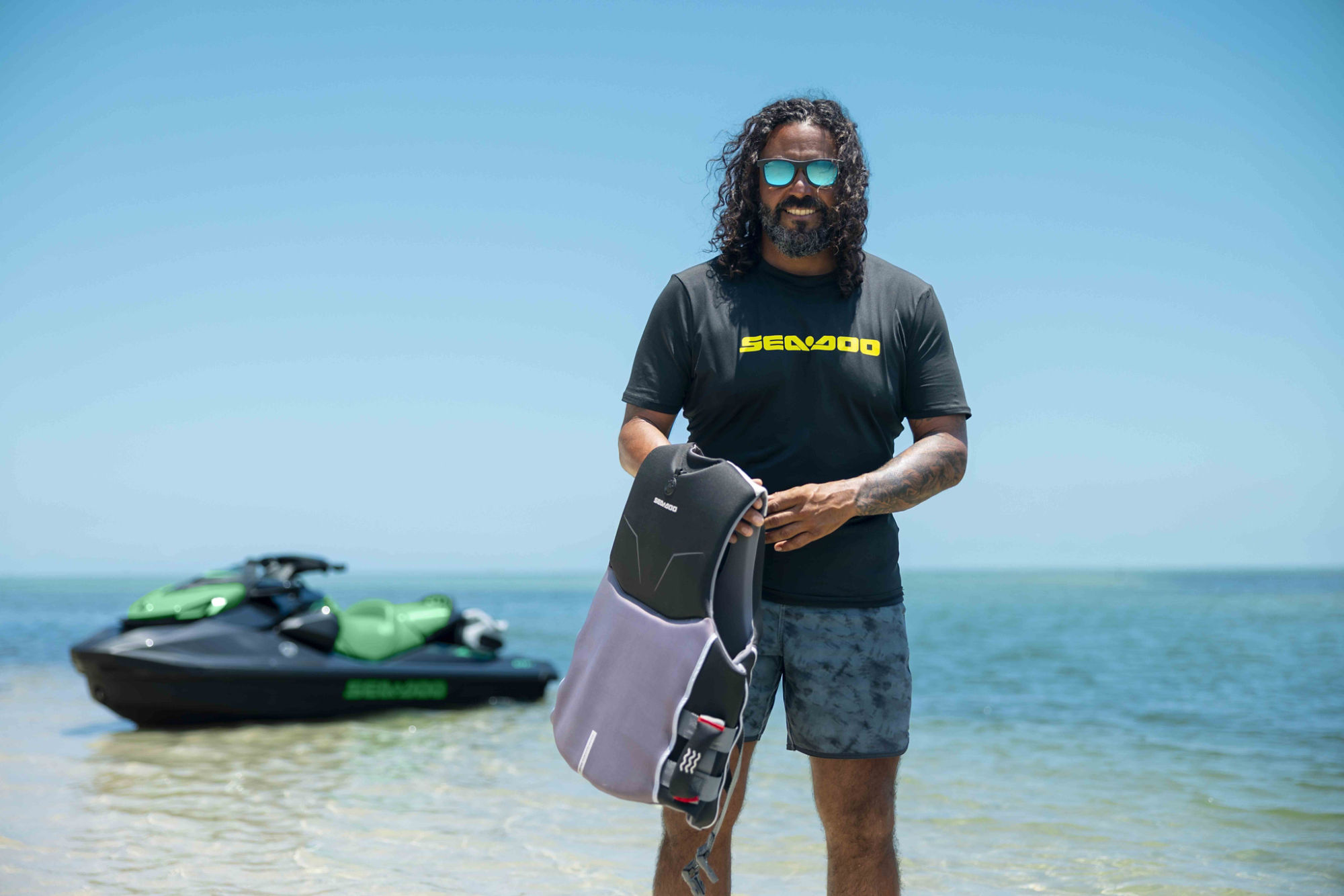 Bekleidung und Rettungswesten