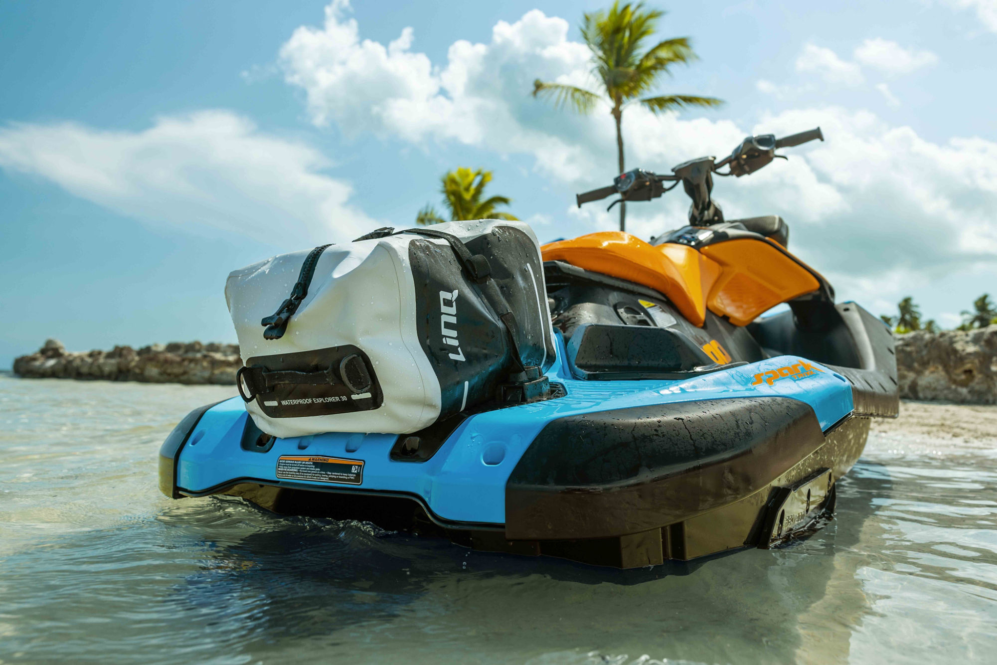 Propriétaire ajoutant de l’huile dans son Sea-Doo
