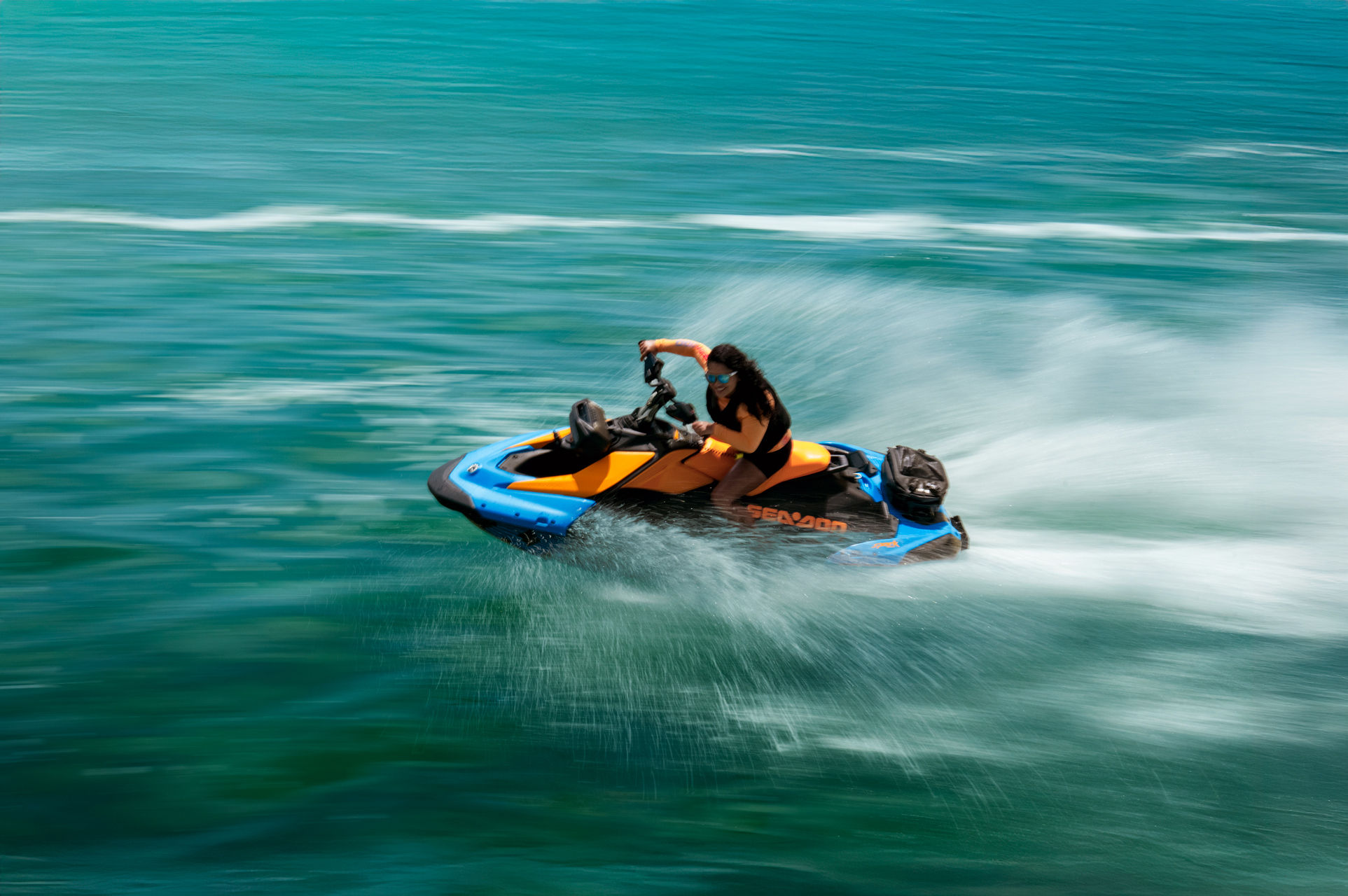 Uma mulher acelerando na água em sua moto aquática Sea-Doo Spark 2026