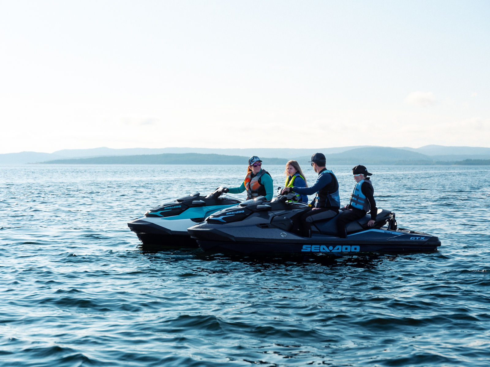 Famille faisant une balade en Sea-Doo
