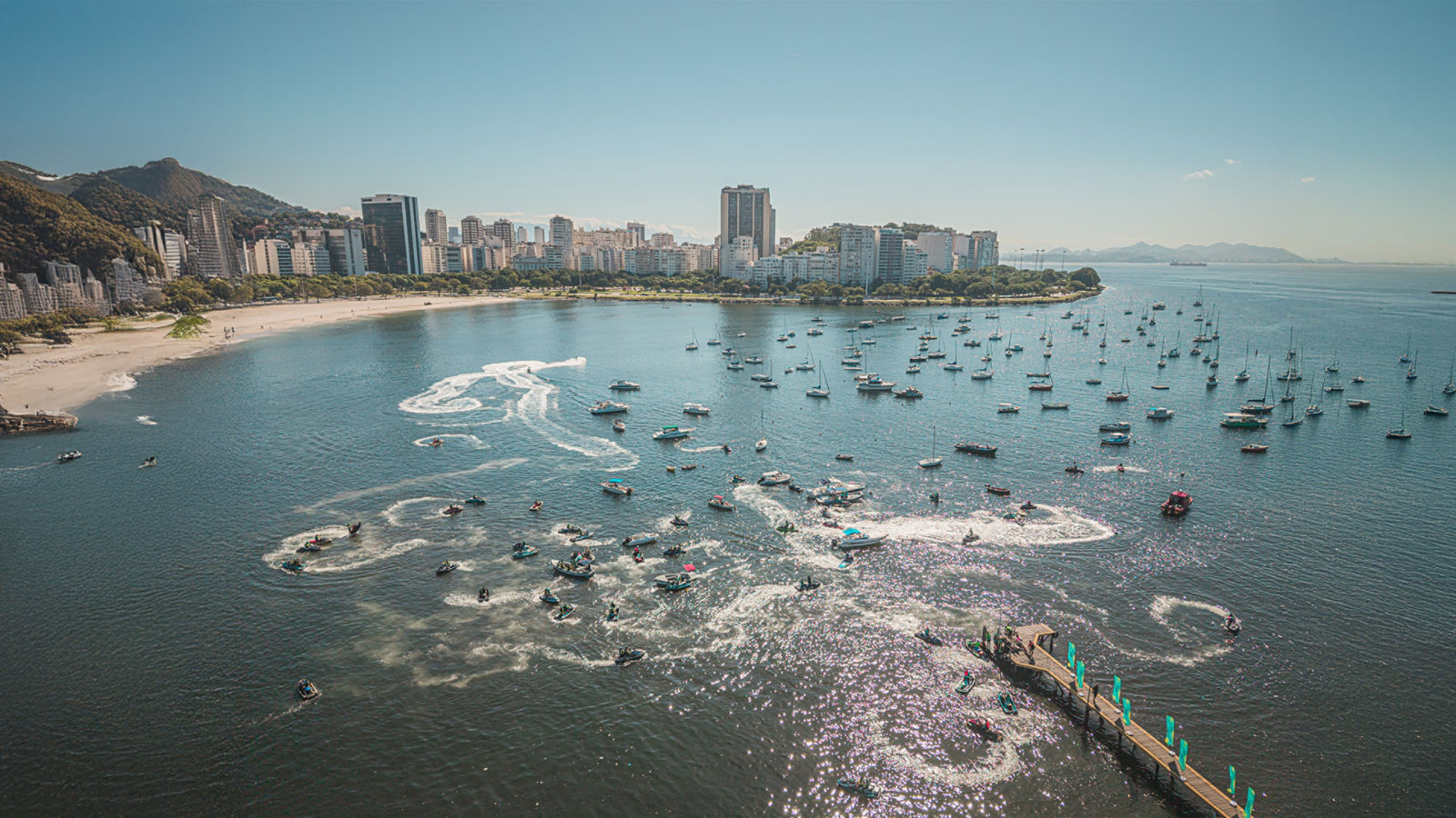 De nombreux motomariniers sur l'eau lors d'un événement organisé par le club social Sea-Doo