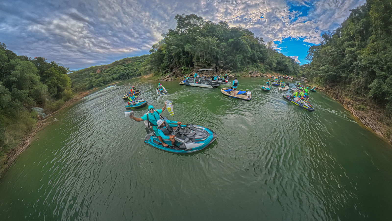 Plusieurs motomarines et bateaux pontons Sea-Doo lors d'un événement social sur l'eau