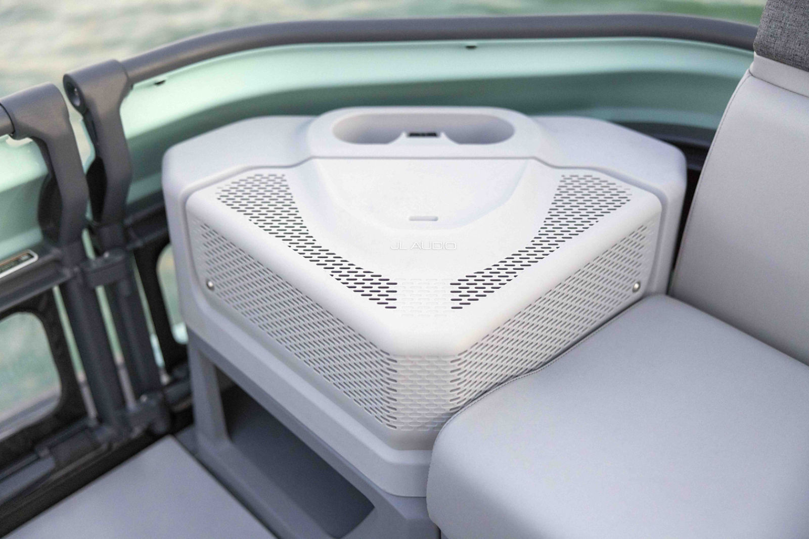 Le système audio JL Audio installé dans le coin d’un ponton Sea‑Doo Switch