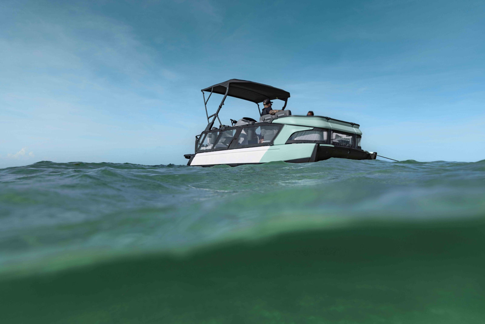 Un ponton Sea-Doo Switch Cruise de 21 pieds à l'eau
