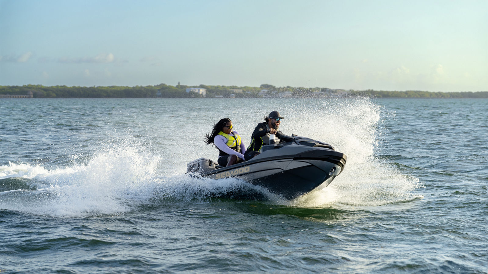 Deux personnes s’amusant sur l’eau à bord de la nouvelle motomarine Sea-Doo GTX Limited 2027
