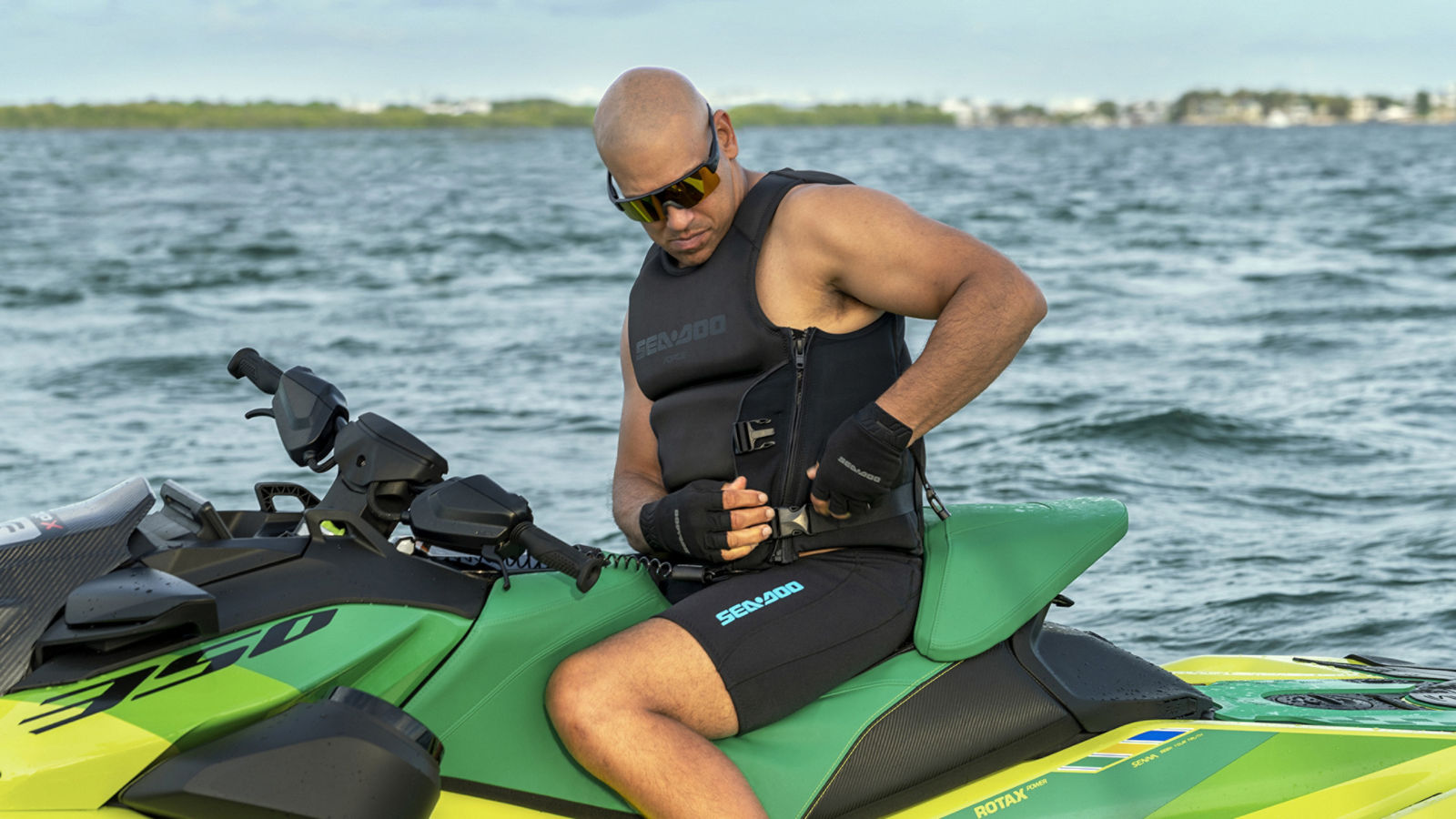 Un homme à bord d’un motomarine Sea-Doo, portant une veste de flottaison individuelle (VFI)
