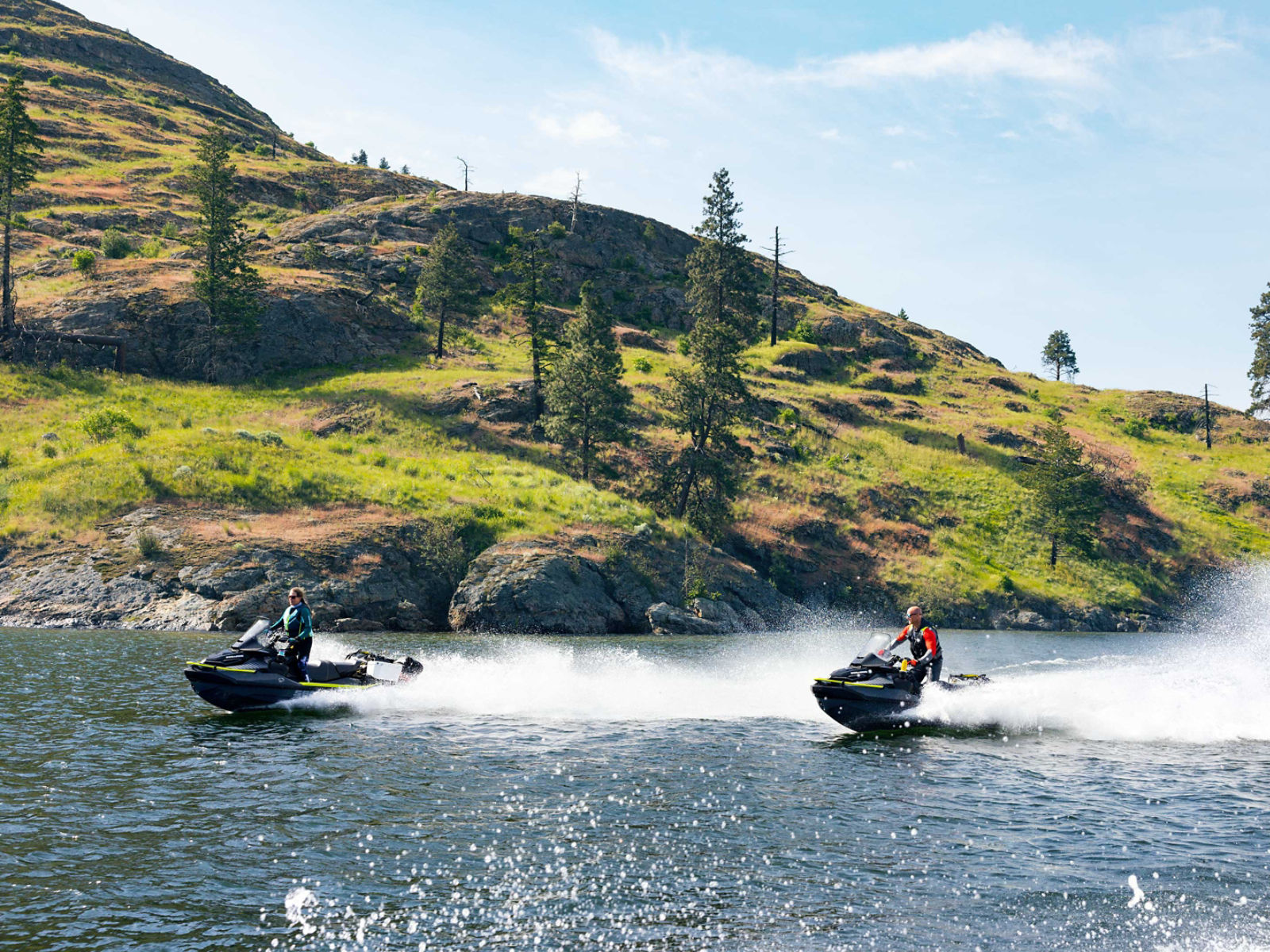 Två personer som kör Sea-Doo