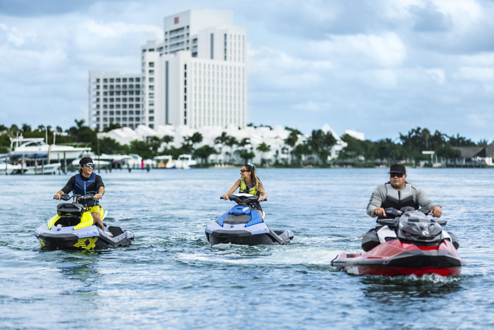 Niño saltando desde una Sea-Doo