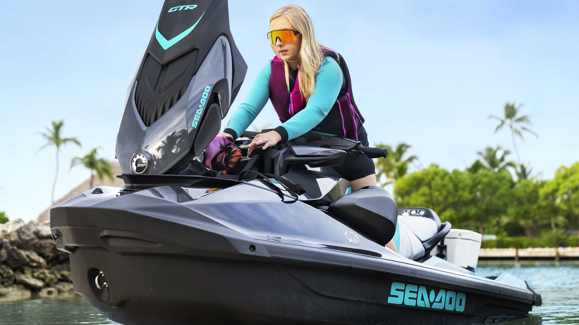 Une femmes se tournent vers le rangement de son Sea-Doo GTR 2024