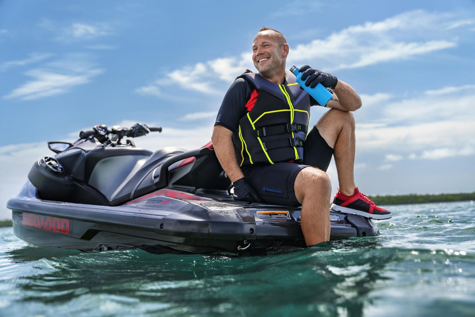 2024年モデルのSea-Doo GTRの後部に座っている男性