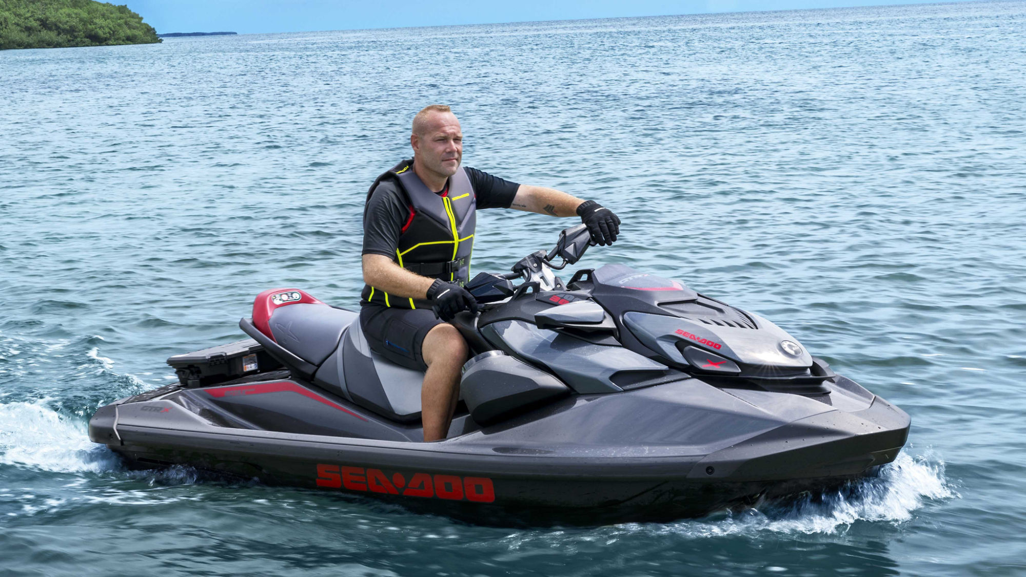 Une femme rejoignant le stockage de son Sea-Doo GTR 2024